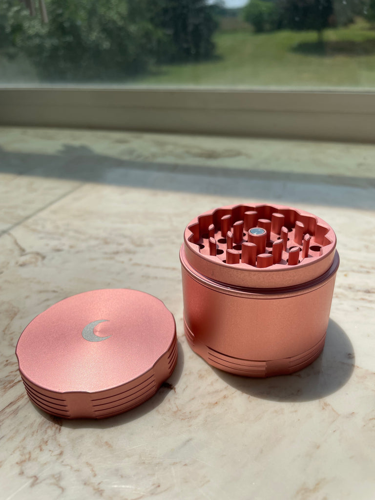 Herb grinder with magnetic seal