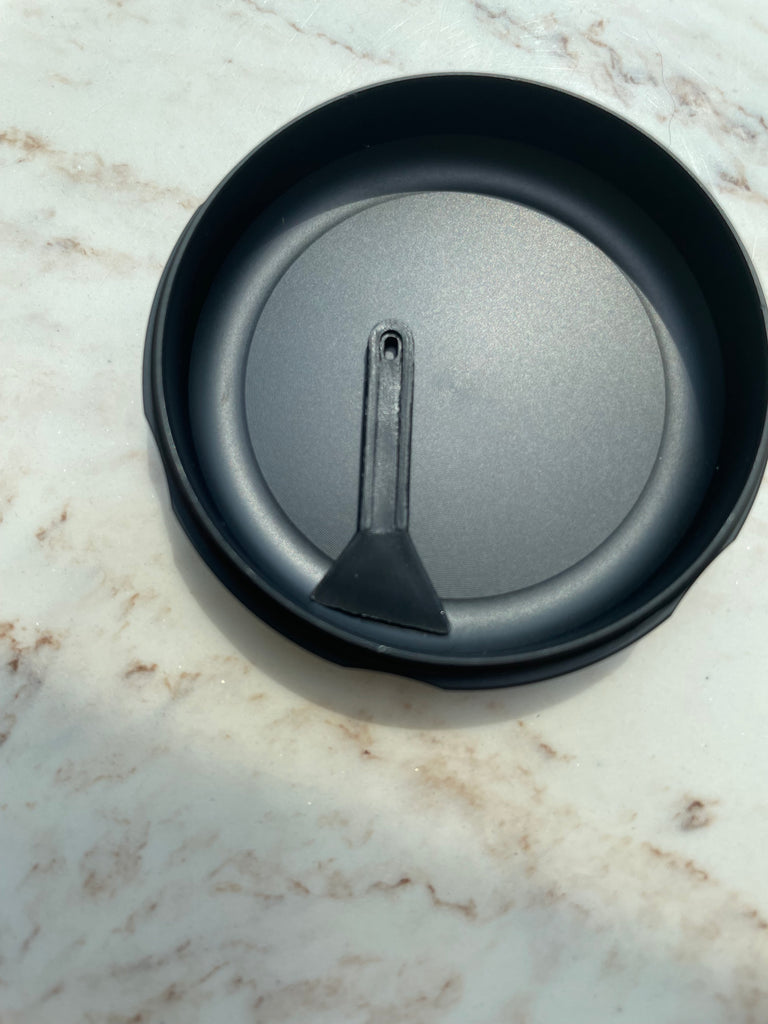Herb grinder with magnetic seal