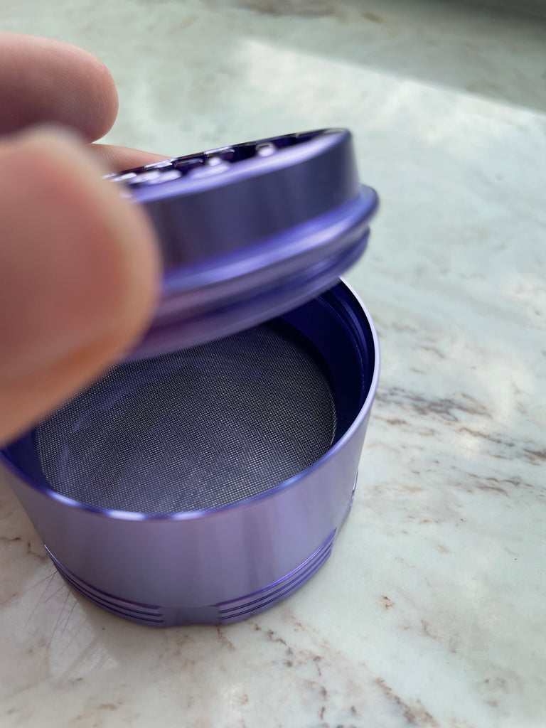 Herb grinder with magnetic seal