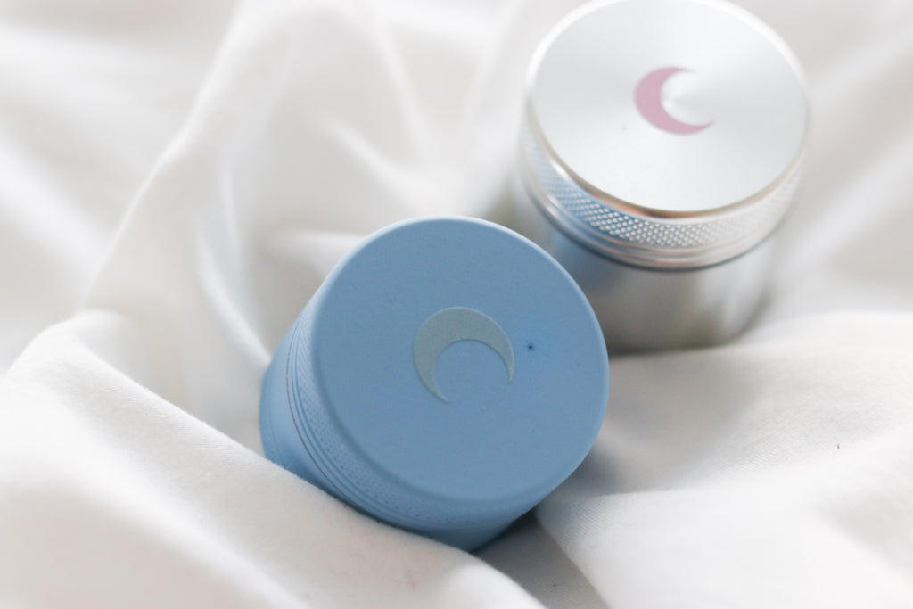 Herb grinder with magnetic seal