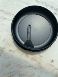 Herb grinder with magnetic seal